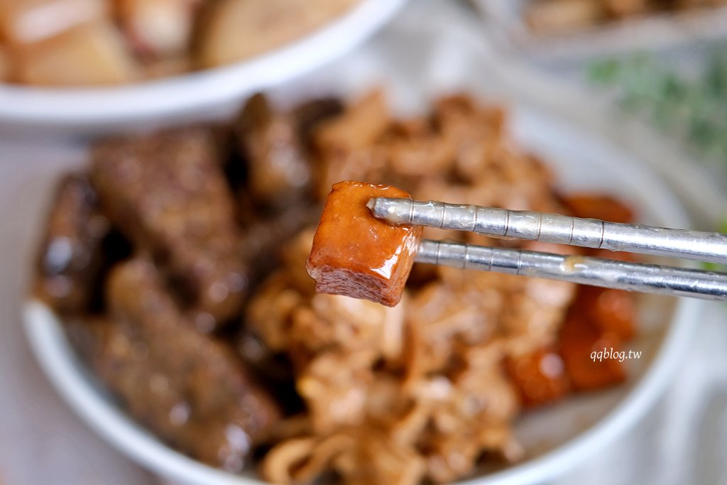 高雄鹽埕︱大溝頂阿囉哈滷味 杏．鹽埕營業超過70年滷味，必點口香糖、海帶和蘭花干 @QQ的懶骨頭