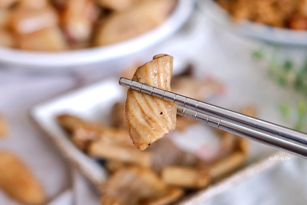 高雄鹽埕︱大溝頂阿囉哈滷味 杏．鹽埕營業超過70年滷味，必點口香糖、海帶和蘭花干 @QQ的懶骨頭