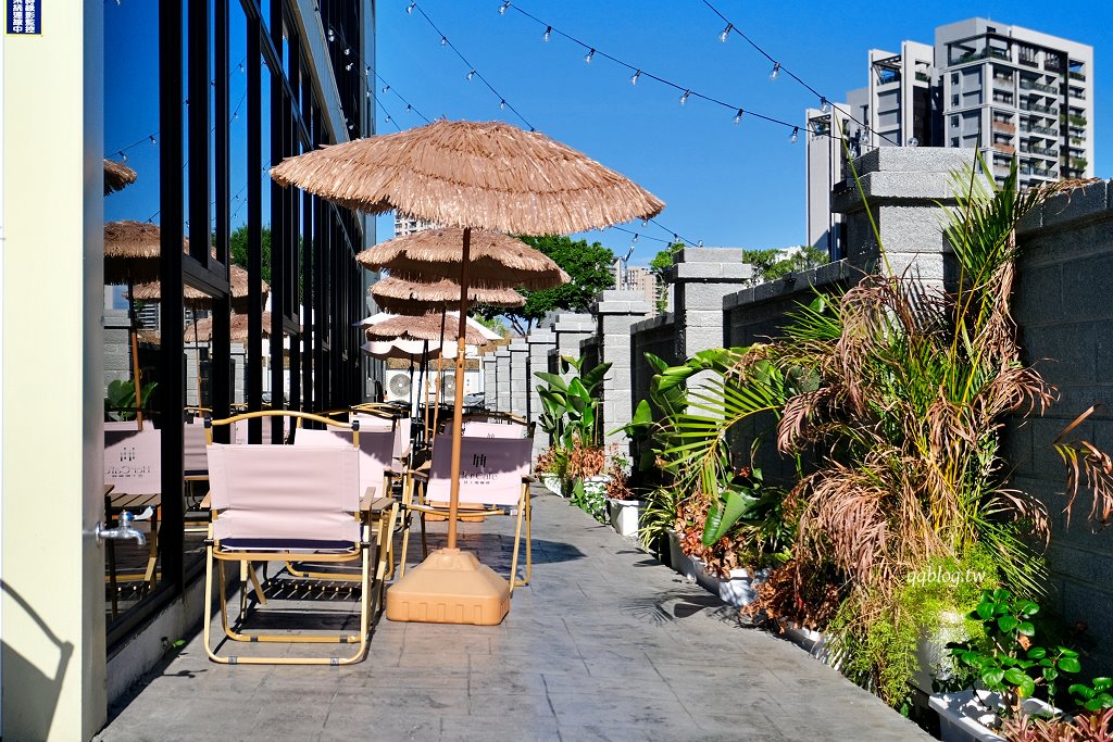 台中北屯︱Her CAFE 員工喝咖啡．不限時咖啡館，150元咖啡、飲品喝到飽，號稱台最美茶水間咖啡館 @QQ的懶骨頭