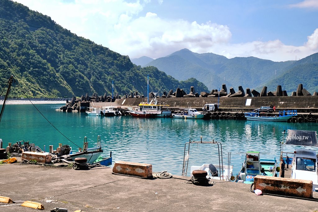 宜蘭東澳︱粉鳥林漁港秘境．漸層的藍色海水超級夢幻，有台版下龍灣之稱 @QQ的懶骨頭