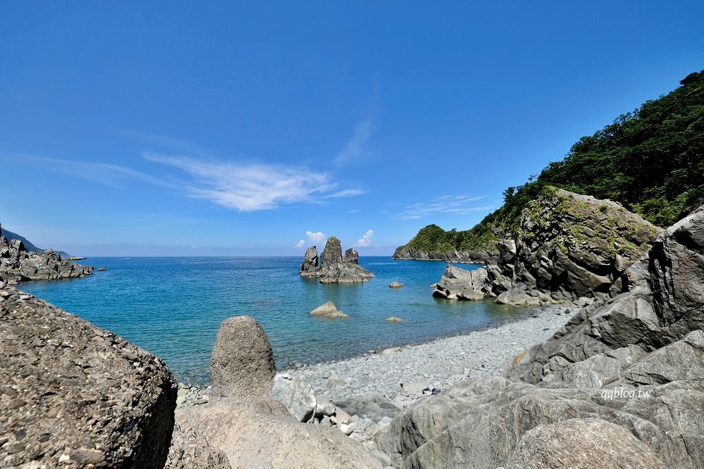 宜蘭東澳︱粉鳥林漁港秘境．漸層的藍色海水超級夢幻，有台版下龍灣之稱 @QQ的懶骨頭