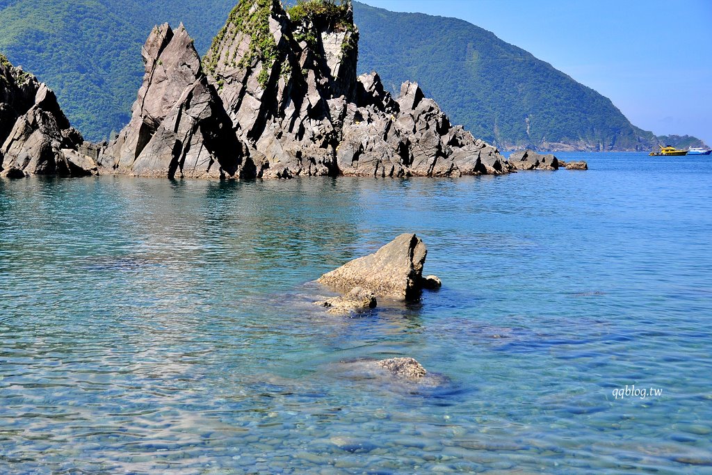 宜蘭東澳︱粉鳥林漁港秘境．漸層的藍色海水超級夢幻，有台版下龍灣之稱 @QQ的懶骨頭