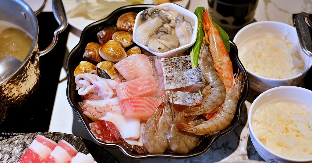 台中東區︱開丼 燒肉vs丼飯＠台中秀泰站前店．號稱地表最強的燒肉飯，滿滿的肉堆的像座山，牛小排鮮嫩好吃 @QQ的懶骨頭