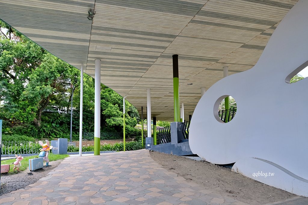 宜蘭礁溪︱礁溪溫泉公園．溫泉公園免費泡腳池，幾米兔子廣場裡有可愛兔兔出沒，超可愛 @QQ的懶骨頭