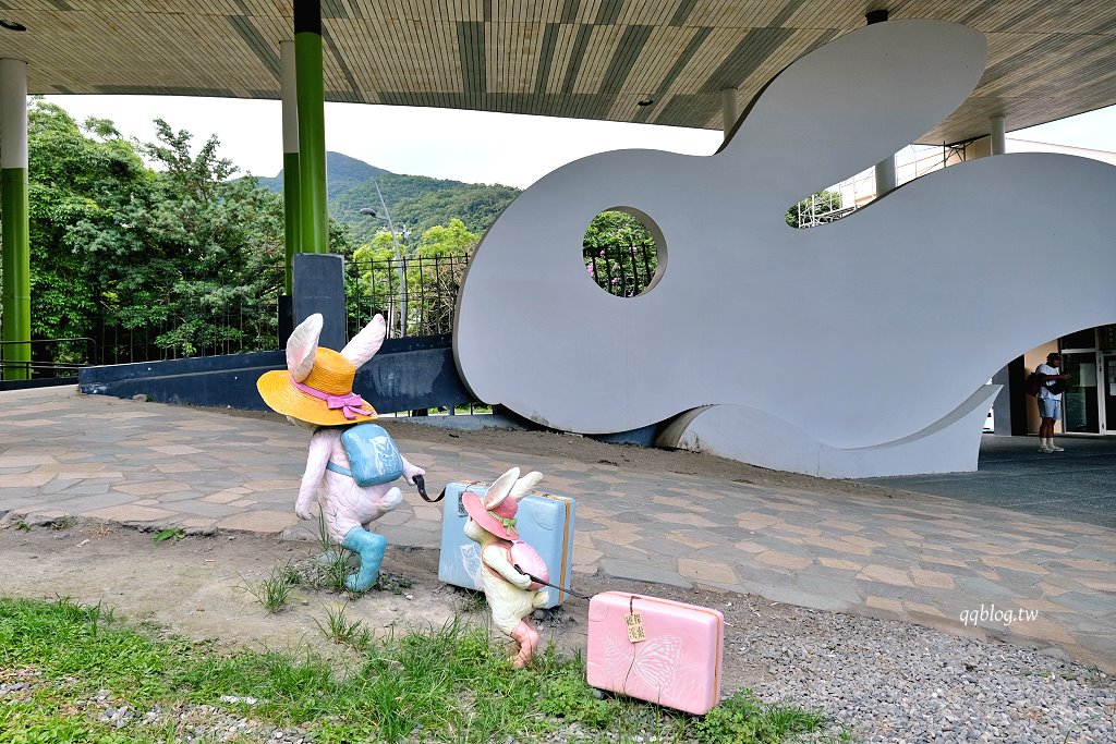 宜蘭礁溪︱礁溪溫泉公園．溫泉公園免費泡腳池，幾米兔子廣場裡有可愛兔兔出沒，超可愛 @QQ的懶骨頭