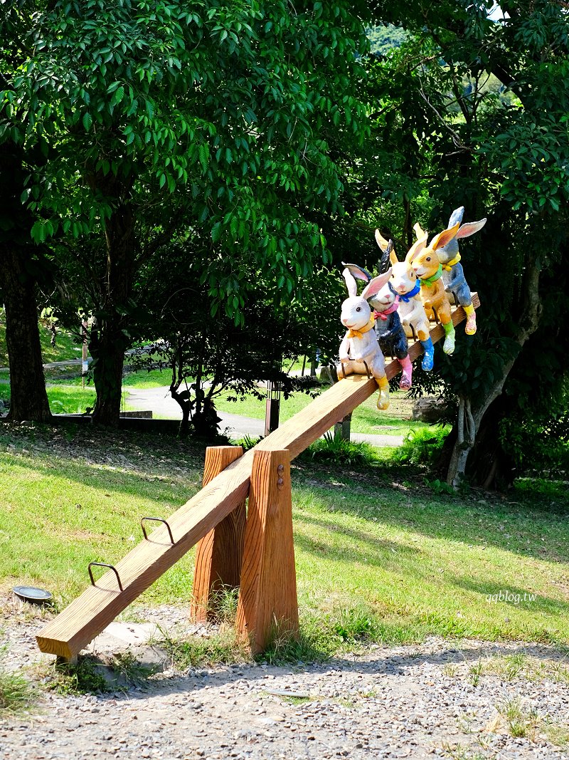 宜蘭礁溪︱礁溪溫泉公園．溫泉公園免費泡腳池，幾米兔子廣場裡有可愛兔兔出沒，超可愛 @QQ的懶骨頭