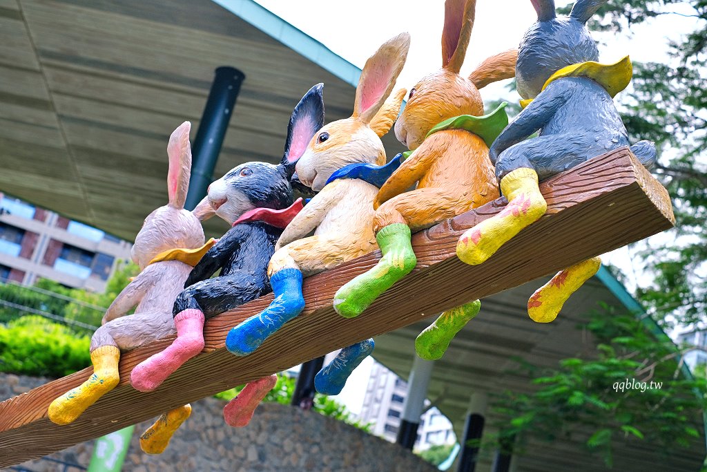 宜蘭礁溪︱礁溪溫泉公園．溫泉公園免費泡腳池，幾米兔子廣場裡有可愛兔兔出沒，超可愛 @QQ的懶骨頭