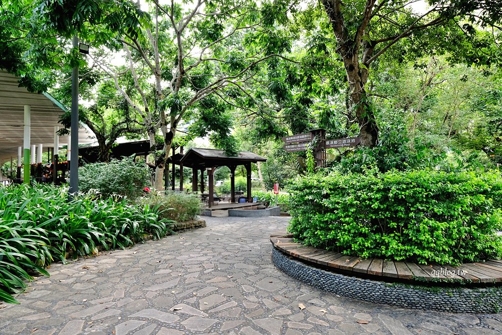 宜蘭礁溪︱礁溪溫泉公園．溫泉公園免費泡腳池，幾米兔子廣場裡有可愛兔兔出沒，超可愛 @QQ的懶骨頭