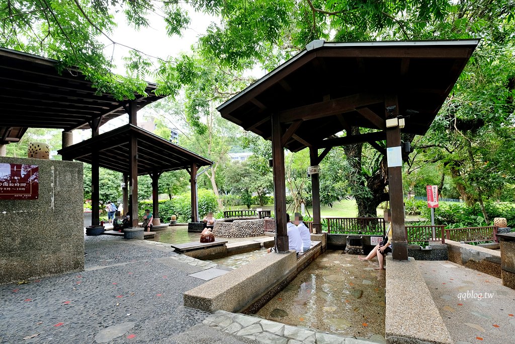 宜蘭礁溪︱礁溪溫泉公園．溫泉公園免費泡腳池，幾米兔子廣場裡有可愛兔兔出沒，超可愛 @QQ的懶骨頭