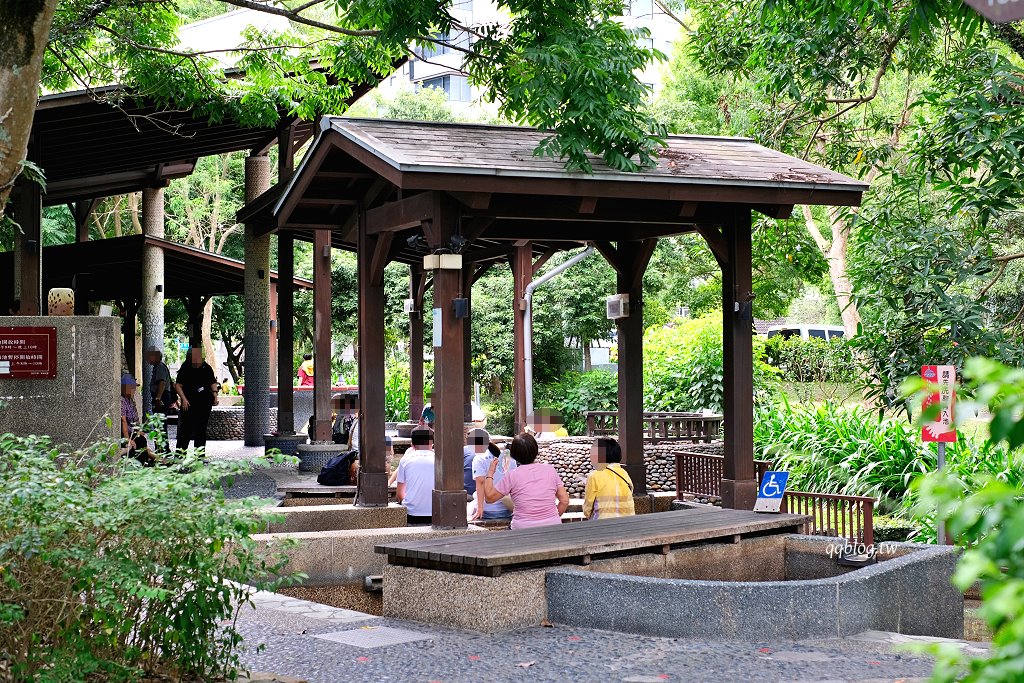 宜蘭礁溪︱礁溪溫泉公園．溫泉公園免費泡腳池，幾米兔子廣場裡有可愛兔兔出沒，超可愛 @QQ的懶骨頭