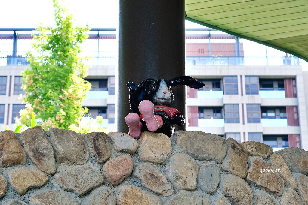 宜蘭礁溪︱礁溪溫泉公園．溫泉公園免費泡腳池，幾米兔子廣場裡有可愛兔兔出沒，超可愛 @QQ的懶骨頭