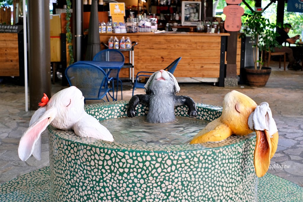 宜蘭礁溪︱礁溪溫泉公園．溫泉公園免費泡腳池，幾米兔子廣場裡有可愛兔兔出沒，超可愛 @QQ的懶骨頭