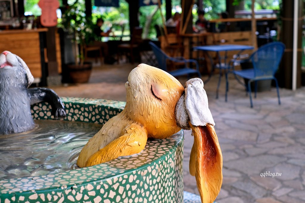 宜蘭礁溪︱礁溪溫泉公園．溫泉公園免費泡腳池，幾米兔子廣場裡有可愛兔兔出沒，超可愛 @QQ的懶骨頭