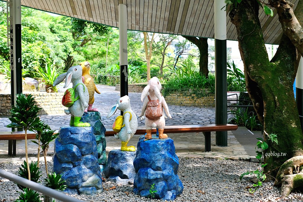 宜蘭礁溪︱礁溪溫泉公園．溫泉公園免費泡腳池，幾米兔子廣場裡有可愛兔兔出沒，超可愛 @QQ的懶骨頭