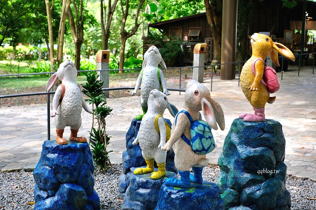 宜蘭礁溪︱礁溪溫泉公園．溫泉公園免費泡腳池，幾米兔子廣場裡有可愛兔兔出沒，超可愛 @QQ的懶骨頭