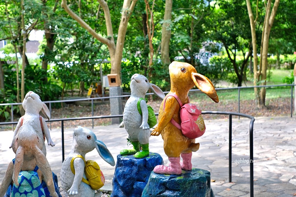 宜蘭礁溪︱礁溪溫泉公園．溫泉公園免費泡腳池，幾米兔子廣場裡有可愛兔兔出沒，超可愛 @QQ的懶骨頭