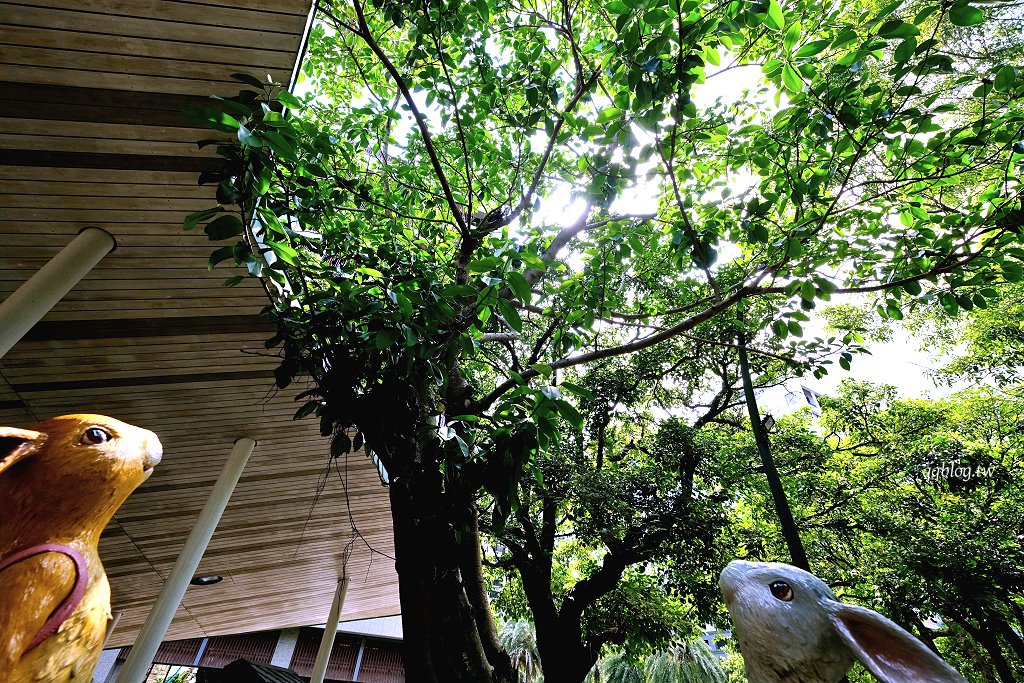 宜蘭礁溪︱礁溪溫泉公園．溫泉公園免費泡腳池，幾米兔子廣場裡有可愛兔兔出沒，超可愛 @QQ的懶骨頭