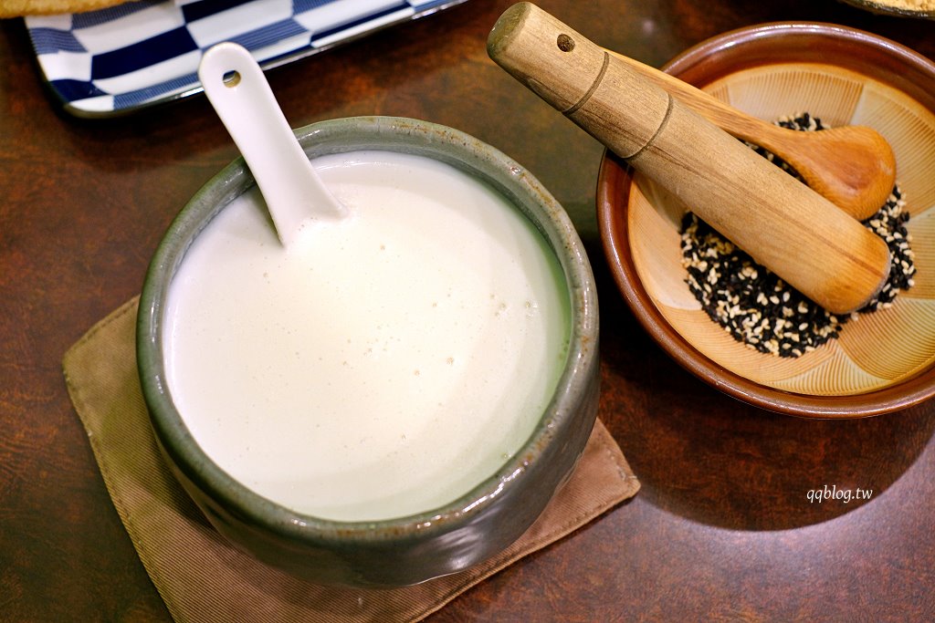 台中北區︱三時茶房，隱藏巷弄裡的老宅，賣的是香濃的杏仁茶 @QQ的懶骨頭