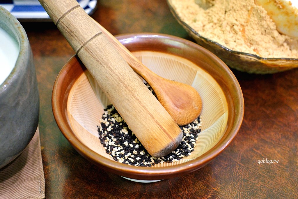 台中北區︱三時茶房，隱藏巷弄裡的老宅，賣的是香濃的杏仁茶 @QQ的懶骨頭