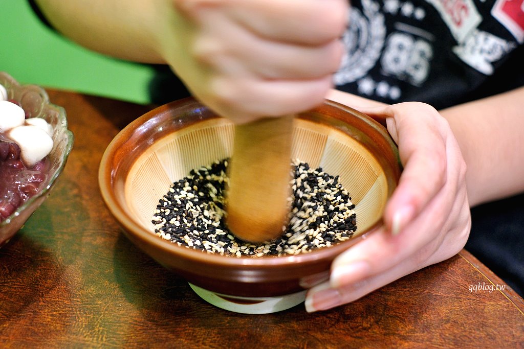 台中北區︱三時茶房，隱藏巷弄裡的老宅，賣的是香濃的杏仁茶 @QQ的懶骨頭