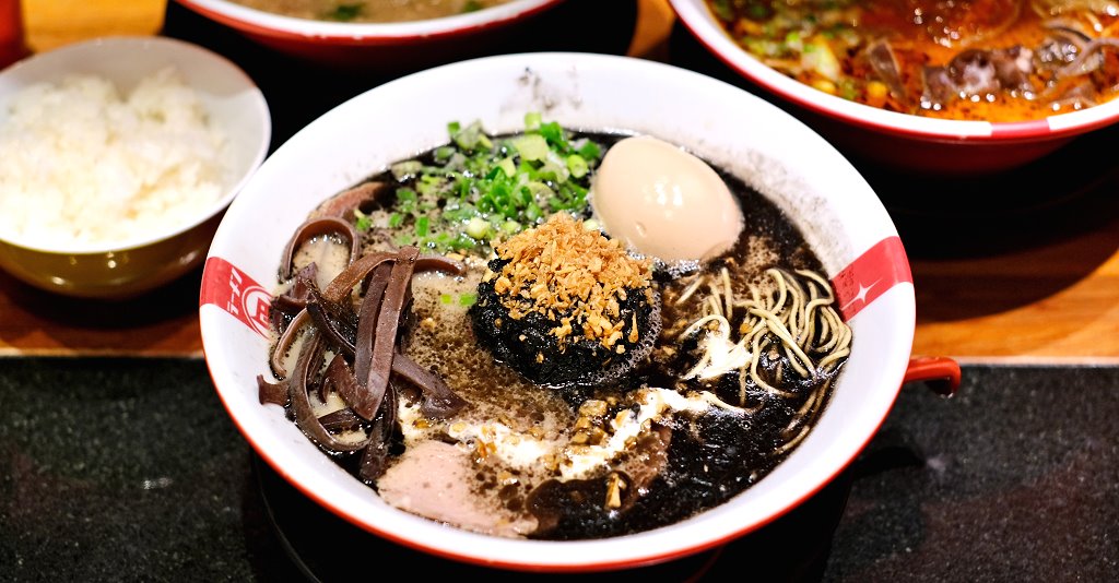 台中逢甲︱逢甲冰菓室．很有復古風味的冰菓室，半顆鳳梨當器皿，好看又好吃，吸睛度百分百 @QQ的懶骨頭