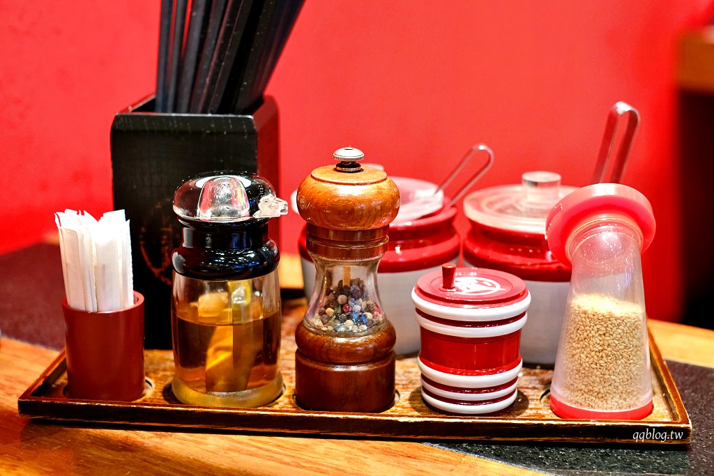 台中西屯︱Nagi豚骨拉麵 凪．濃郁風味特色拉麵，四種口味都值得一試，每週的限定王更是不能錯過 @QQ的懶骨頭