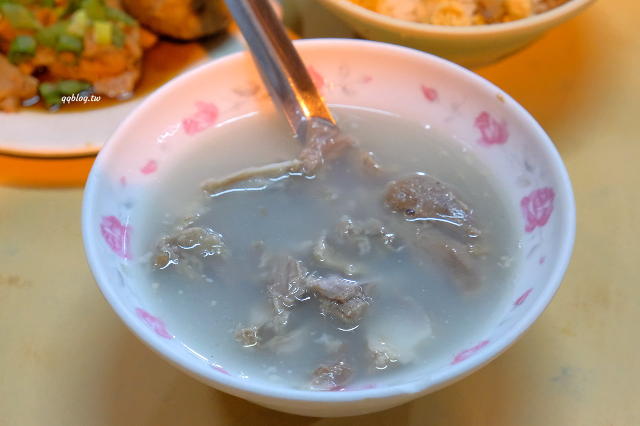 台南中西區︱水仙宮粽葉米糕．飄香超過一甲子的傳統老味道，用餐時間常常排滿人龍，近永樂市場 @QQ的懶骨頭