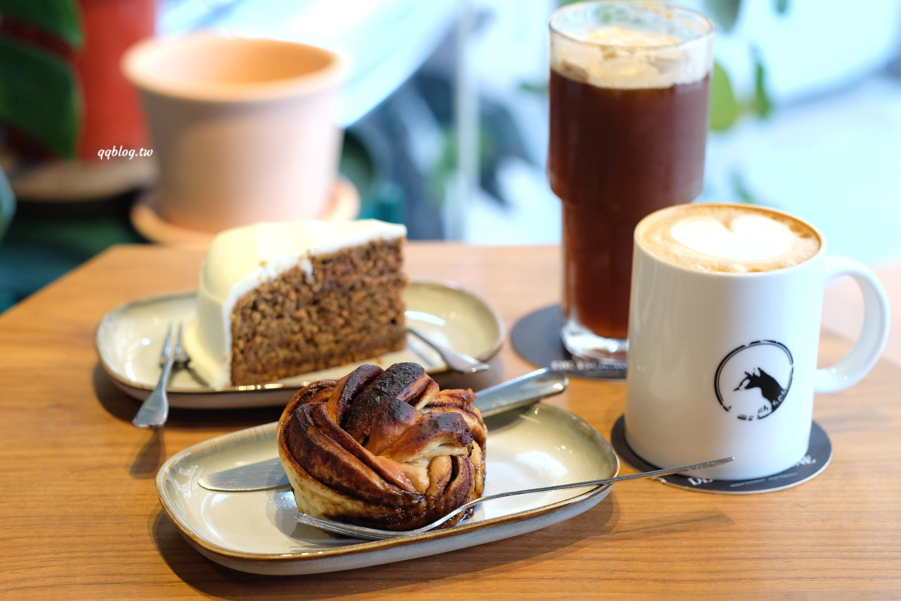 台中西區︱仁將caffe terry ．結合單車主題的咖啡館，多種口味肉桂捲可以選擇，可愛店狗仁將超萌