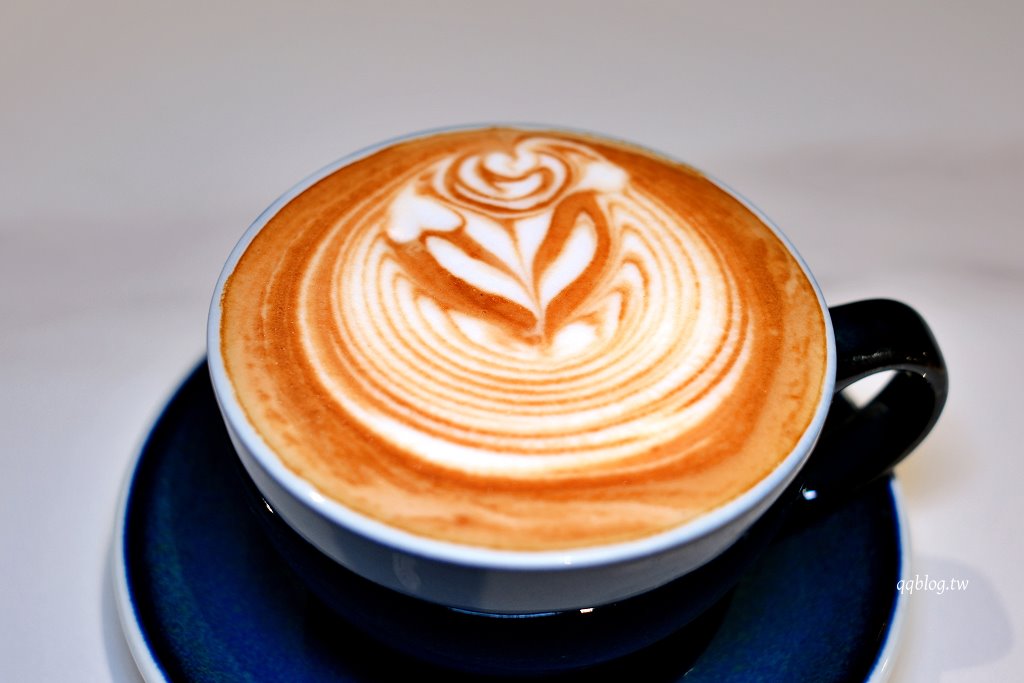 台中北區︱香緹果子咖啡館．台中最強千層蛋糕，杜拜巧克力千層真的必點 @QQ的懶骨頭