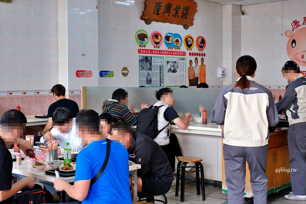 台中豐原︱康康豬豬血湯．豐原炒麵界的扛霸子，蔥辣醬是一絕，不管什麼時候都是大排長龍 @QQ的懶骨頭