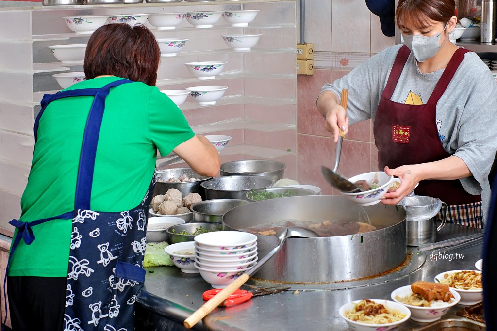 台中豐原︱康康豬豬血湯．豐原炒麵界的扛霸子，蔥辣醬是一絕，不管什麼時候都是大排長龍 @QQ的懶骨頭