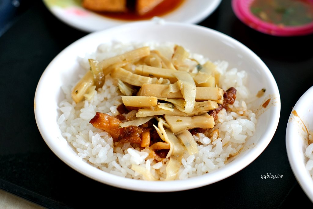 台中豐原︱康康豬豬血湯．豐原炒麵界的扛霸子，蔥辣醬是一絕，不管什麼時候都是大排長龍 @QQ的懶骨頭