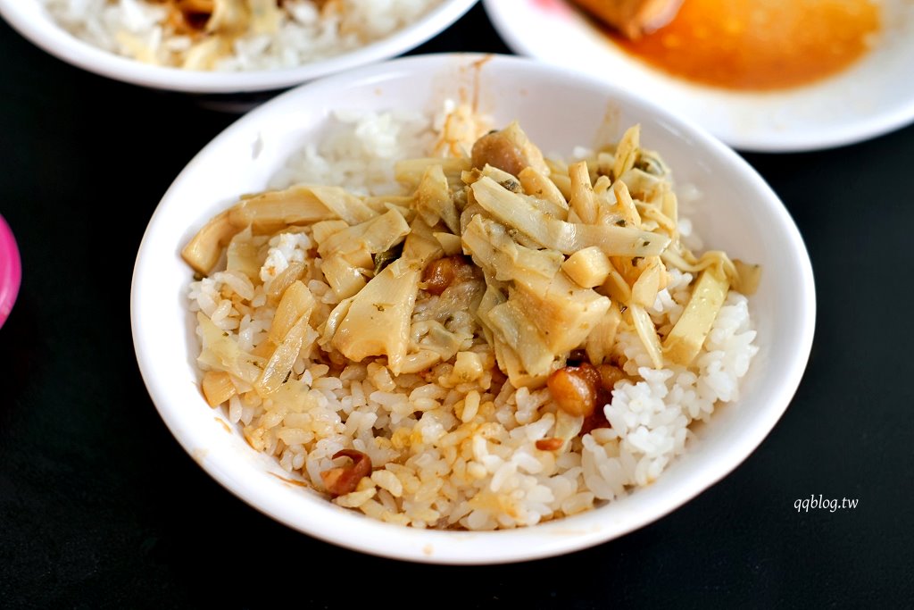 台中豐原︱康康豬豬血湯．豐原炒麵界的扛霸子，蔥辣醬是一絕，不管什麼時候都是大排長龍 @QQ的懶骨頭