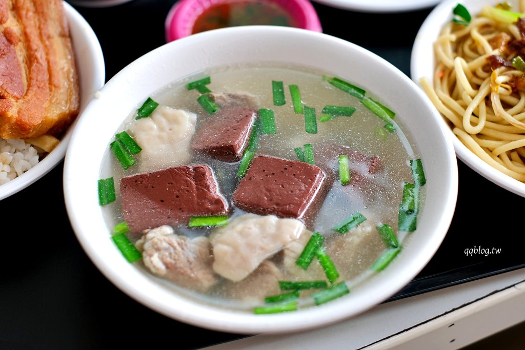 台中豐原︱康康豬豬血湯．豐原炒麵界的扛霸子，蔥辣醬是一絕，不管什麼時候都是大排長龍 @QQ的懶骨頭