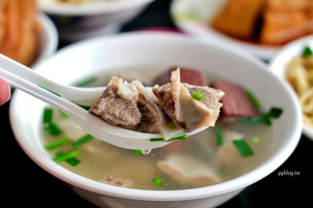 台中豐原︱康康豬豬血湯．豐原炒麵界的扛霸子，蔥辣醬是一絕，不管什麼時候都是大排長龍 @QQ的懶骨頭