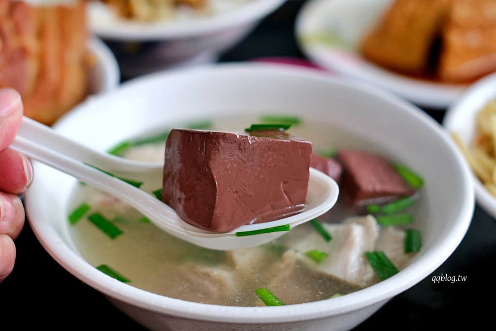 台中豐原︱康康豬豬血湯．豐原炒麵界的扛霸子，蔥辣醬是一絕，不管什麼時候都是大排長龍 @QQ的懶骨頭