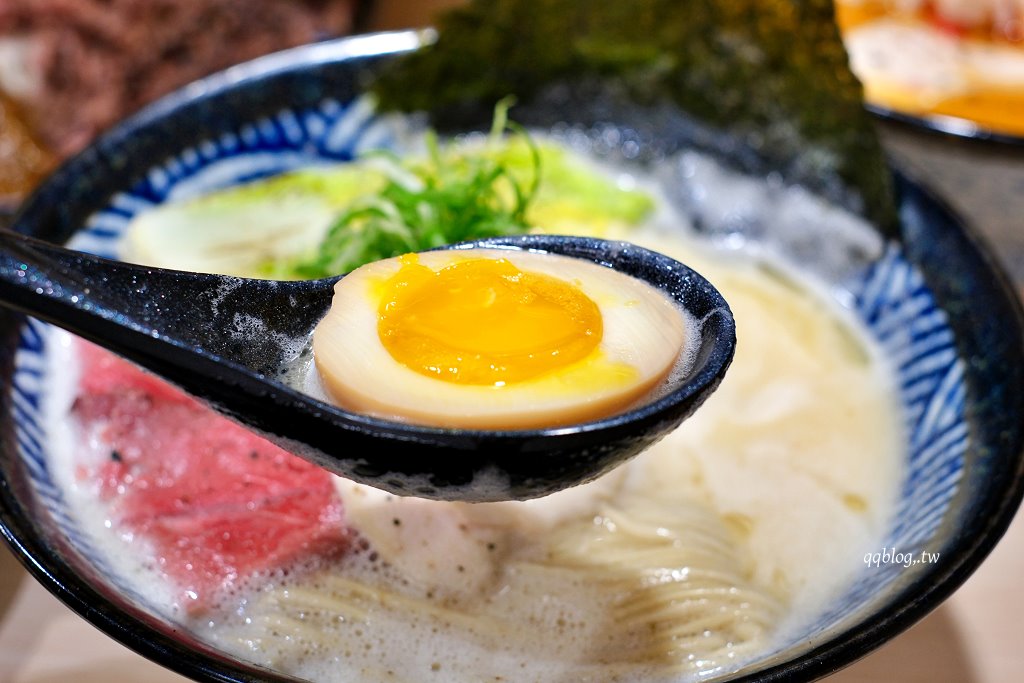 台中中區︱牛と柚ラーメン．台中少見牛系拉麵，香淳濃厚好吃 @QQ的懶骨頭
