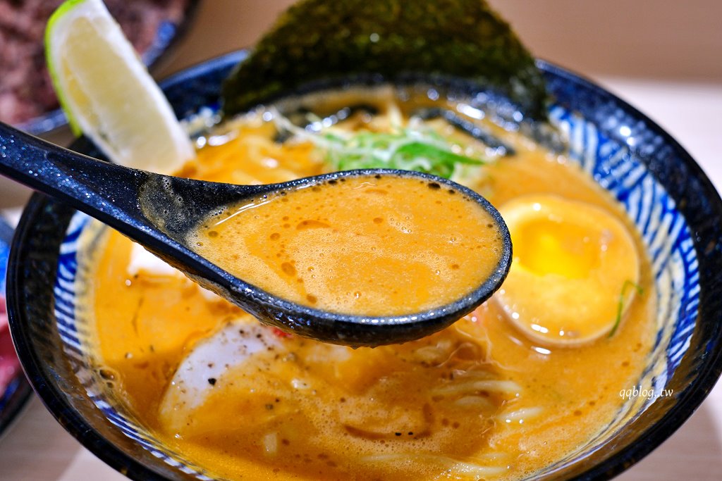 台中中區︱牛と柚ラーメン．台中少見牛系拉麵，香淳濃厚好吃 @QQ的懶骨頭