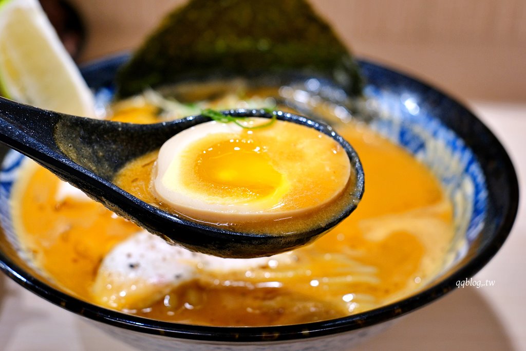 台中中區︱牛と柚ラーメン．台中少見牛系拉麵，香淳濃厚好吃 @QQ的懶骨頭