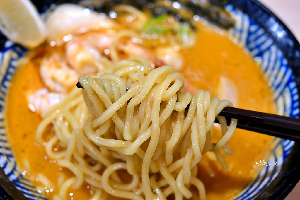 台中中區︱牛と柚ラーメン．台中少見牛系拉麵，香淳濃厚好吃 @QQ的懶骨頭