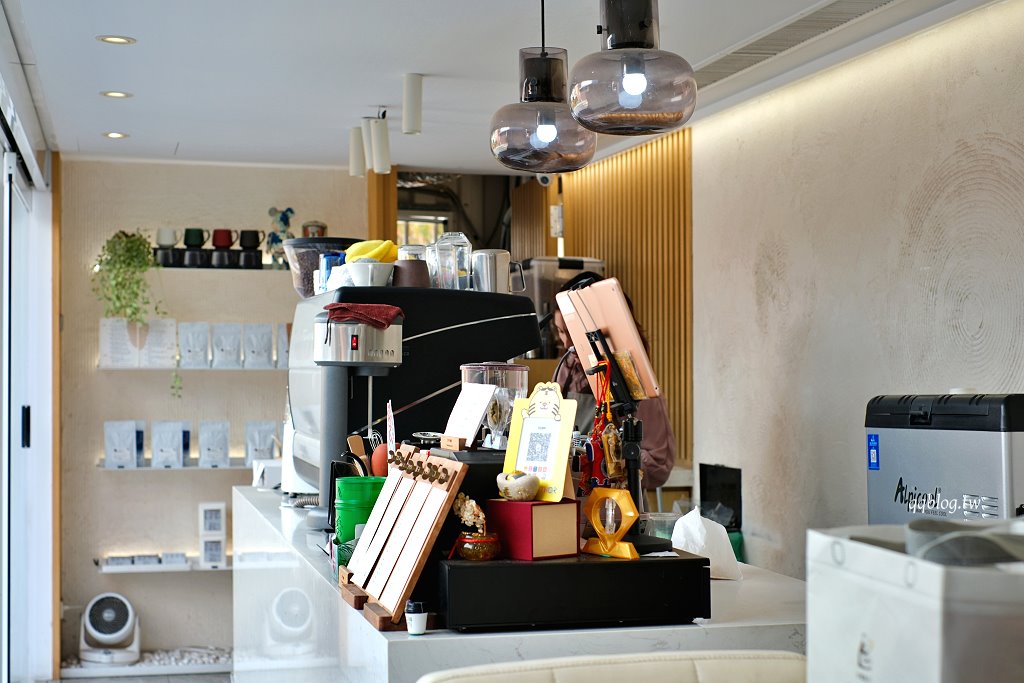 彰化︱浮生咖啡 Floathing Cafe．純白色貨櫃屋咖啡館，特調咖啡好喝 @QQ的懶骨頭