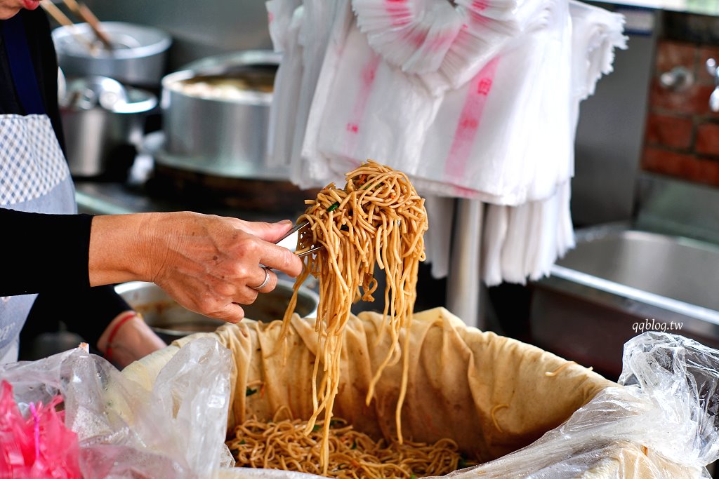 台中東勢︱阿婆炒麵．東勢人氣早午餐，簡單又不失美味，一碗就可以吃很飽 @QQ的懶骨頭