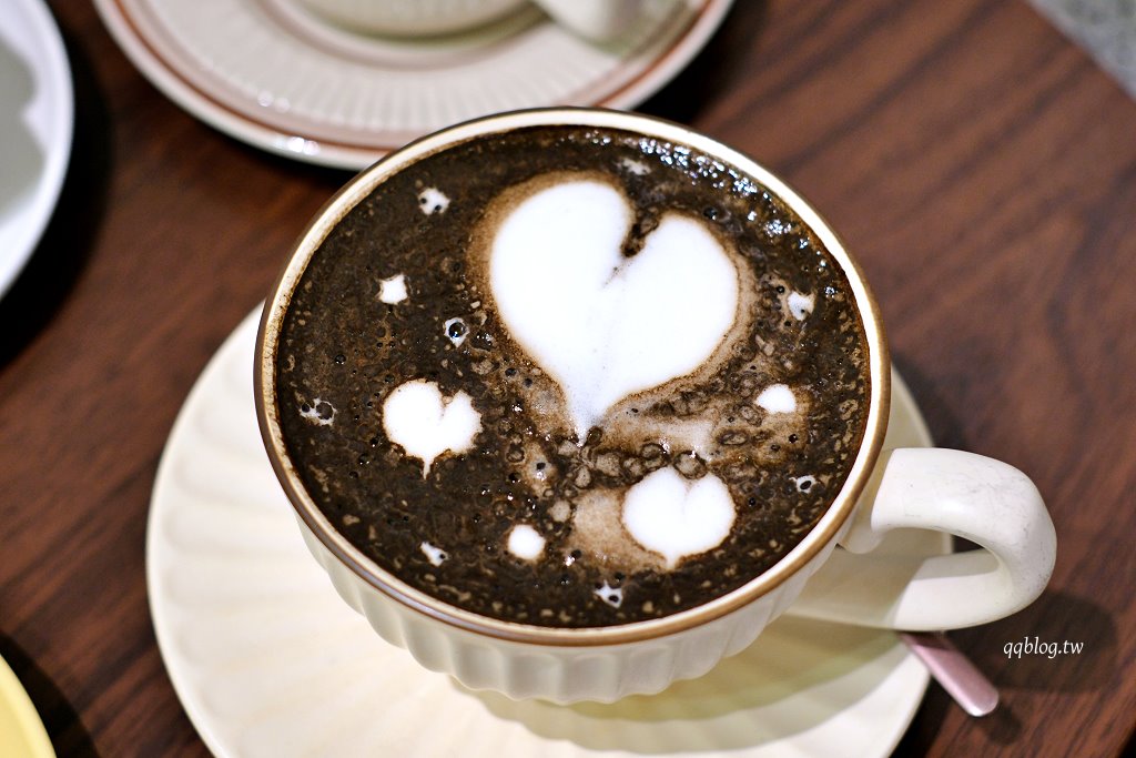 高雄前金︱晴。晨甜點咖啡．結合選物店的老宅甜點咖啡 @QQ的懶骨頭