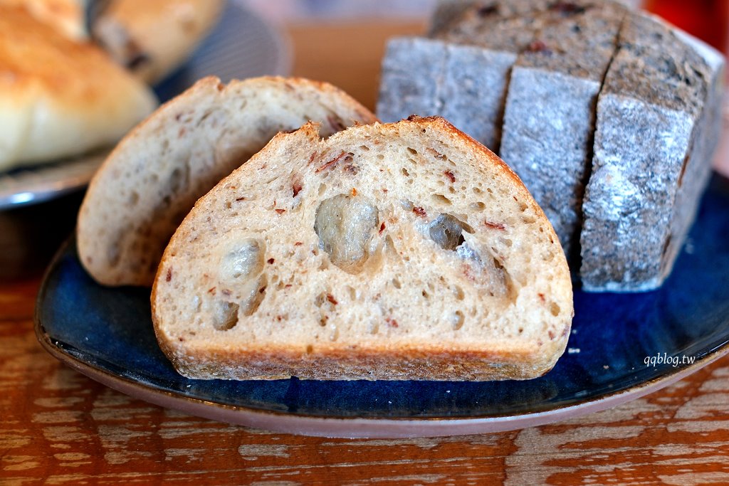 台中大肚︱一斤面包．大肚山上三合院裡的麵包香，一個星期只營業五、六、日 @QQ的懶骨頭