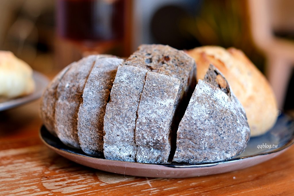台中大肚︱一斤面包．大肚山上三合院裡的麵包香，一個星期只營業五、六、日 @QQ的懶骨頭
