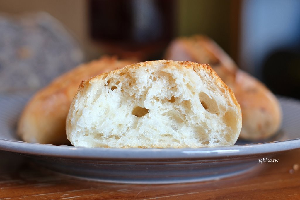 台中大肚︱一斤面包．大肚山上三合院裡的麵包香，一個星期只營業五、六、日 @QQ的懶骨頭