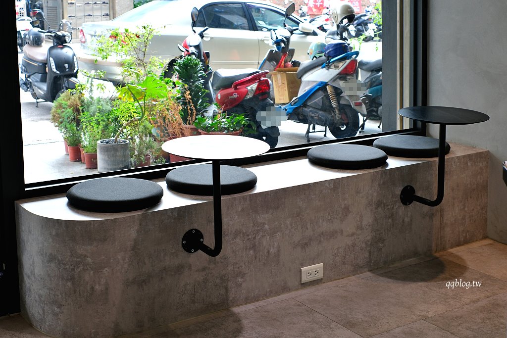 台中大甲︱ME-iN Coffee Roasters 米伊咖啡 ．大甲質感咖啡館，招牌水果千層捲必點 @QQ的懶骨頭
