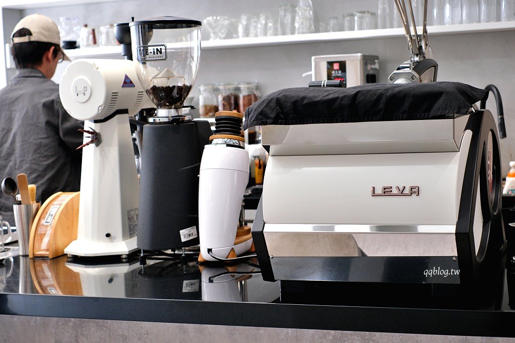 台中大甲︱ME-iN Coffee Roasters 米伊咖啡 ．大甲質感咖啡館，招牌水果千層捲必點 @QQ的懶骨頭
