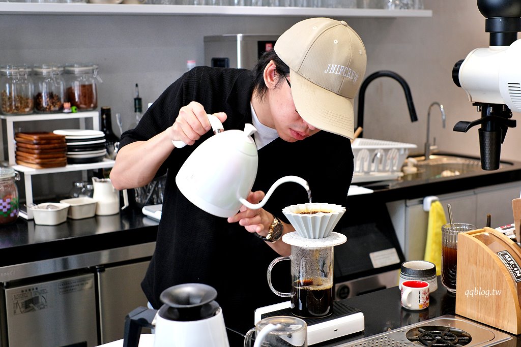 台中大甲︱ME-iN Coffee Roasters 米伊咖啡 ．大甲質感咖啡館，招牌水果千層捲必點 @QQ的懶骨頭