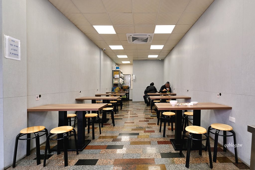台南中西區︱鴻牛溫體牛肉湯@國華店．現切現沖溫體牛肉，熱炒也不錯 @QQ的懶骨頭